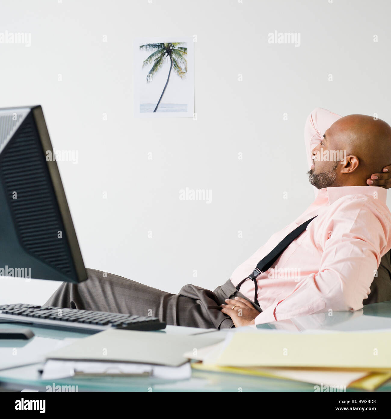 African American businessman guardando Foto di Palm tree Foto Stock