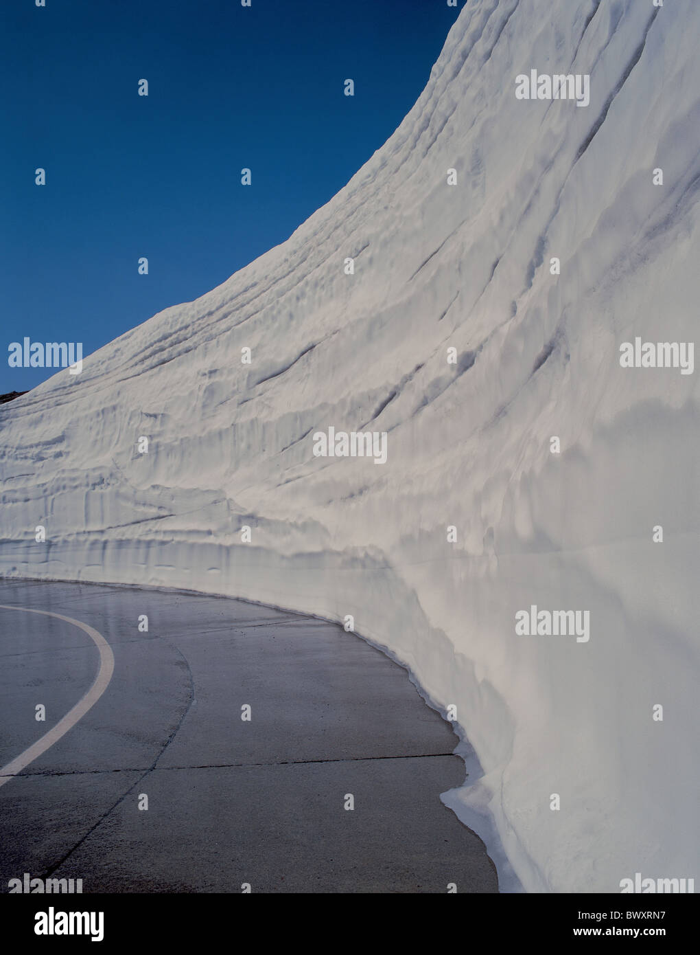 Mountain Pass inverno in 1999 parete di neve alta Svizzera Europa San Gottardo Svizzera Europa curva sn invernale Foto Stock