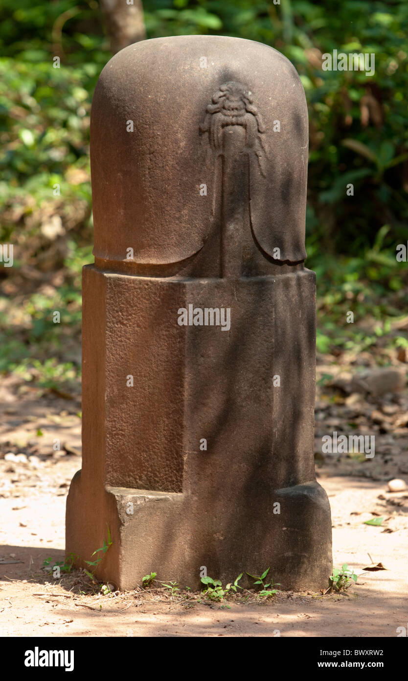 Simbolo fallico presso il tempio del mio figlio in Viet Nam, che rappresenta la divinità Indù Shiva Foto Stock