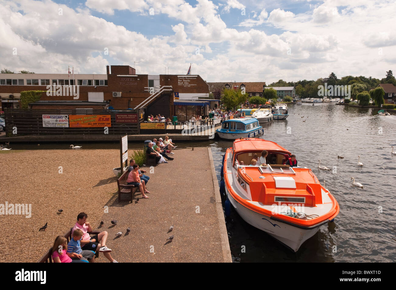 Persone presso l'Hotel Wroxham sul fiume Bure a Wroxham , Norfolk , in Inghilterra , Gran Bretagna , Regno Unito Foto Stock