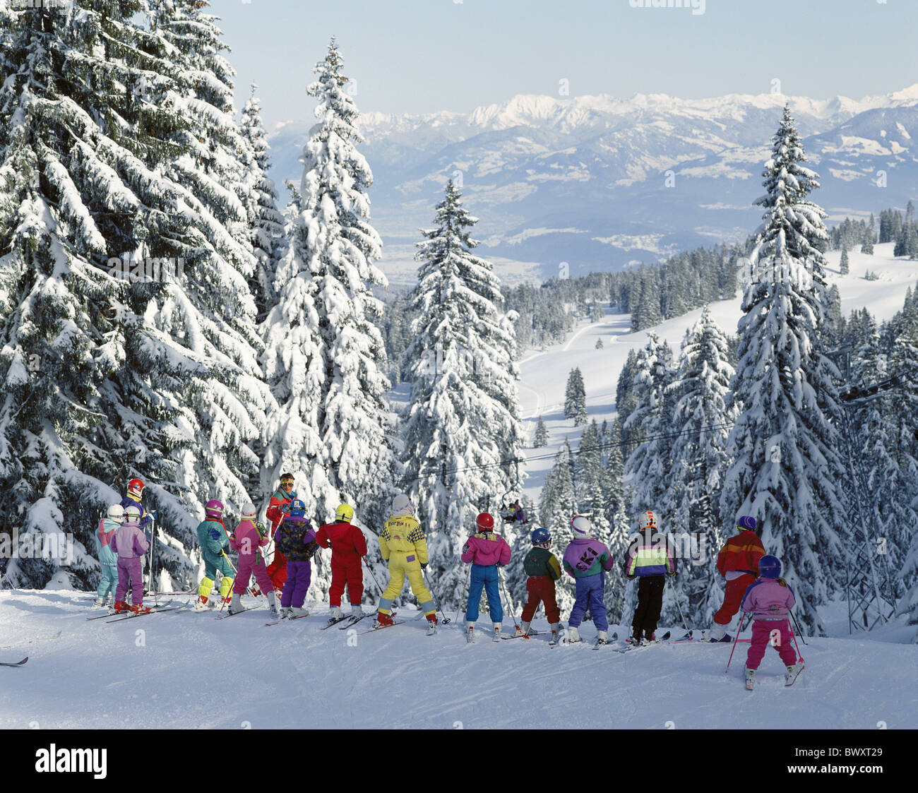 Panorama di montagna Svizzera Europa i bambini nei pressi di Caschi sci sci sport invernali sport scuola di sci snow-c Foto Stock