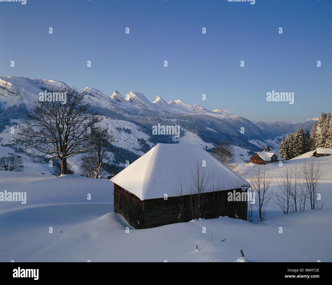 Churfirsten Svizzera Europa San Gallo Toggenburg coperto di neve e neve Timber house paesaggio invernale Foto Stock