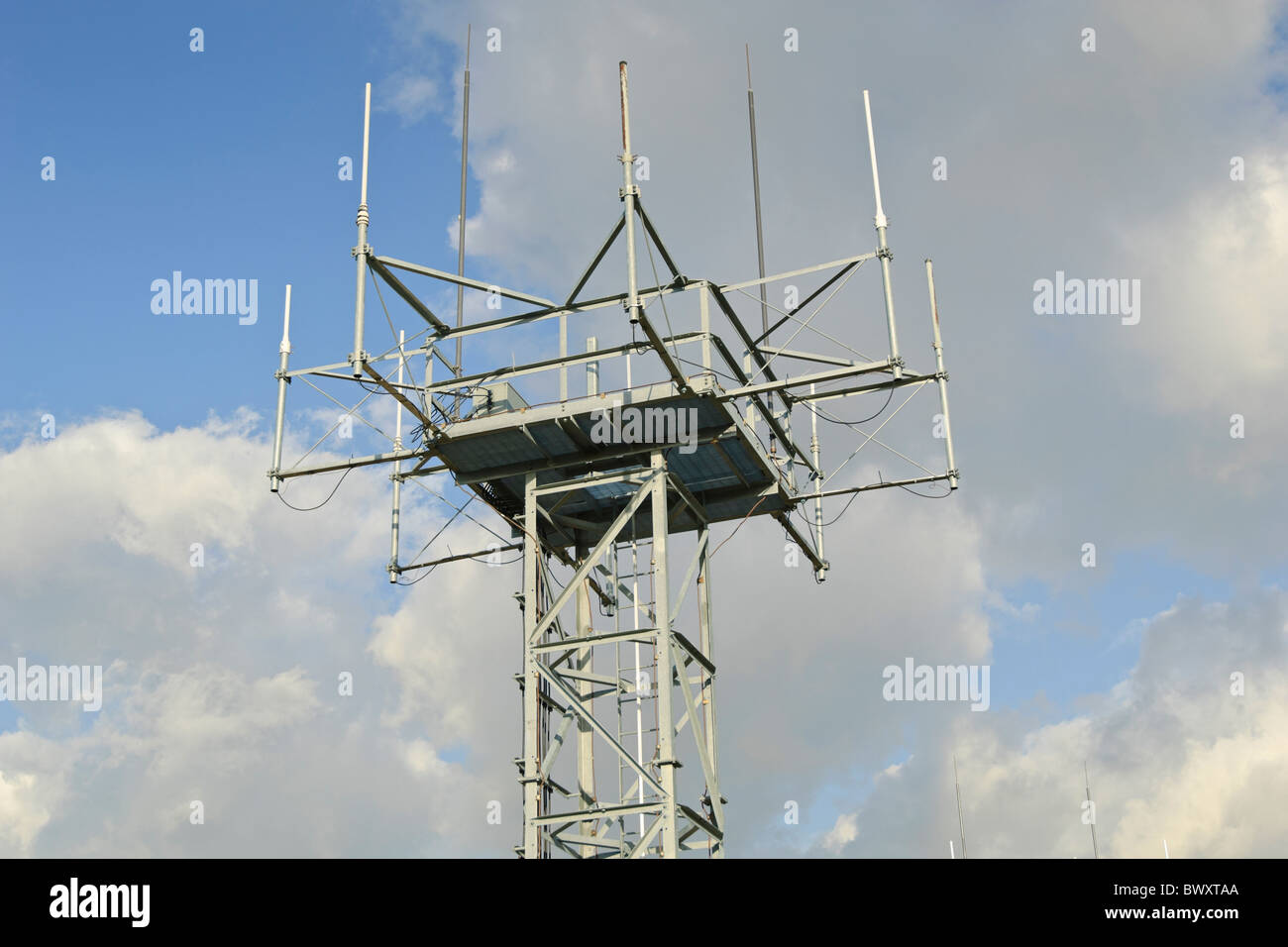 Comunicazione grande torre per antenna. Foto Stock