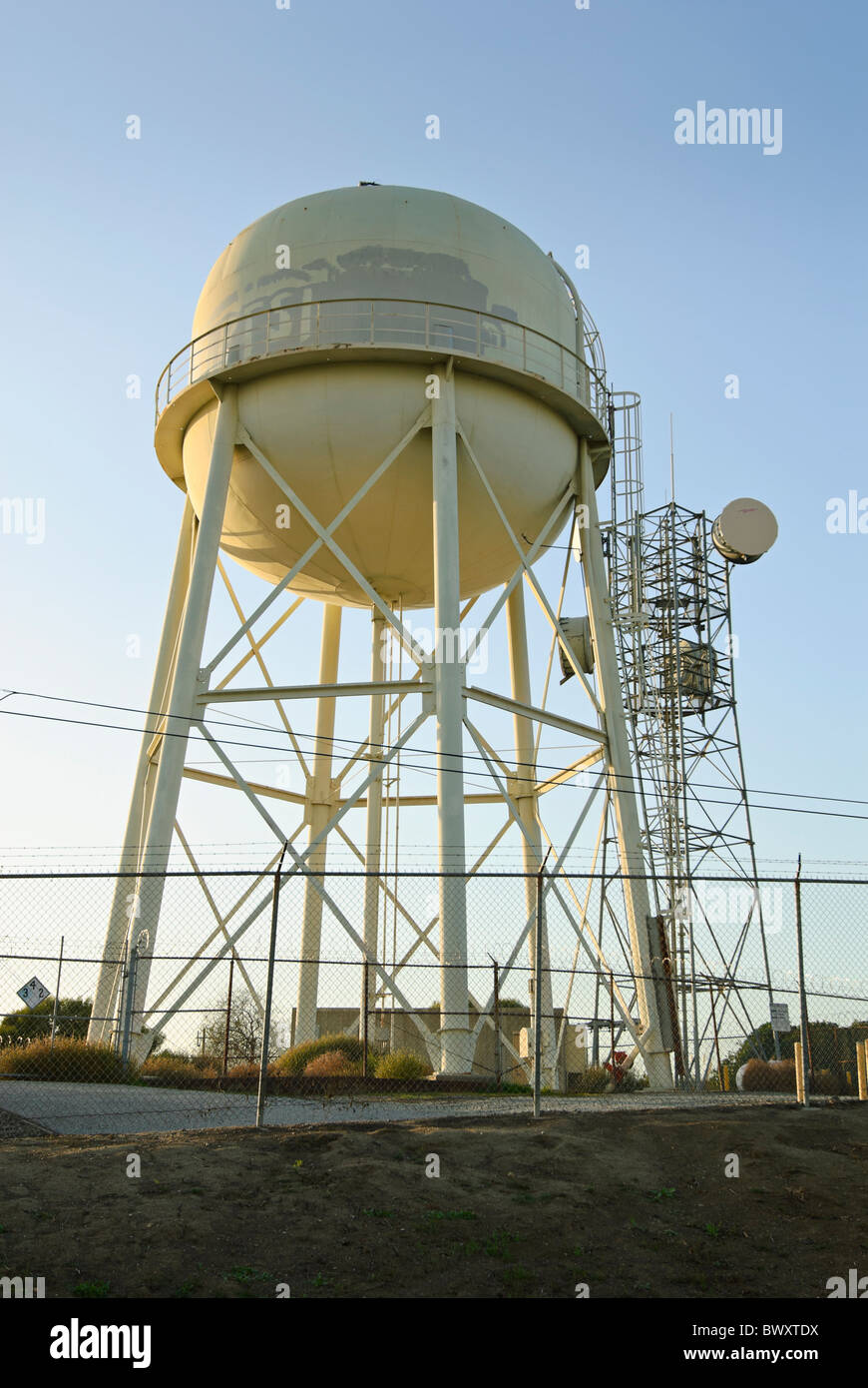 Comunicazione grande torre per antenna. Foto Stock