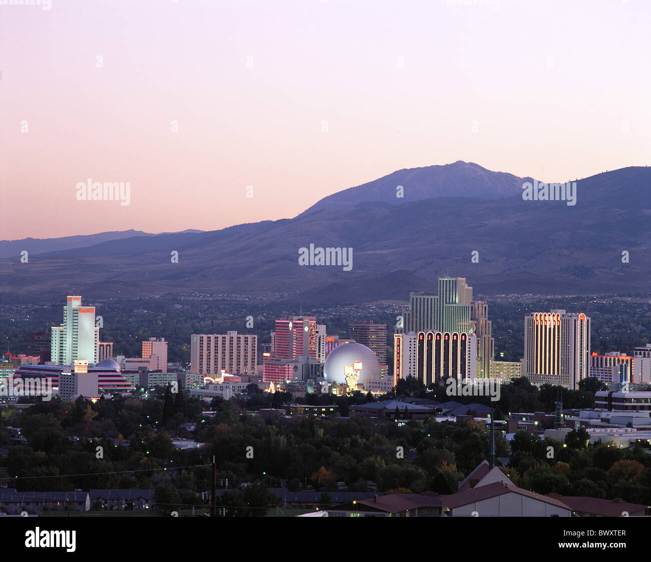 Crepuscolo crepuscolo Nevada Reno rosa umore skyline USA America Nord America Foto Stock