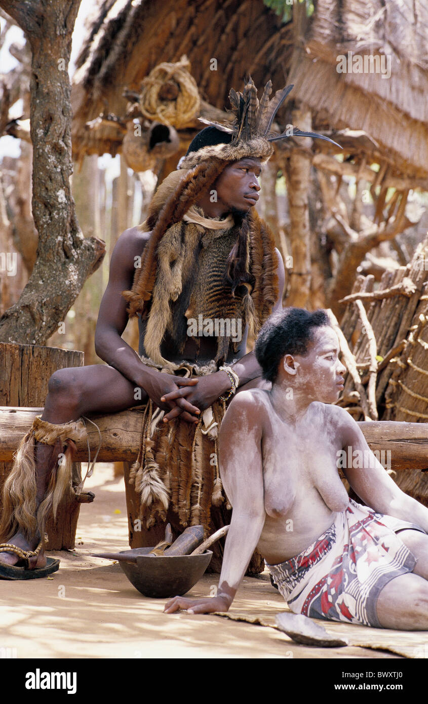 Africa Zulu sangoma rituale donna guerriero vernici Sud Africa Kwa Zulu Natal Kraal Shakaland Foto Stock