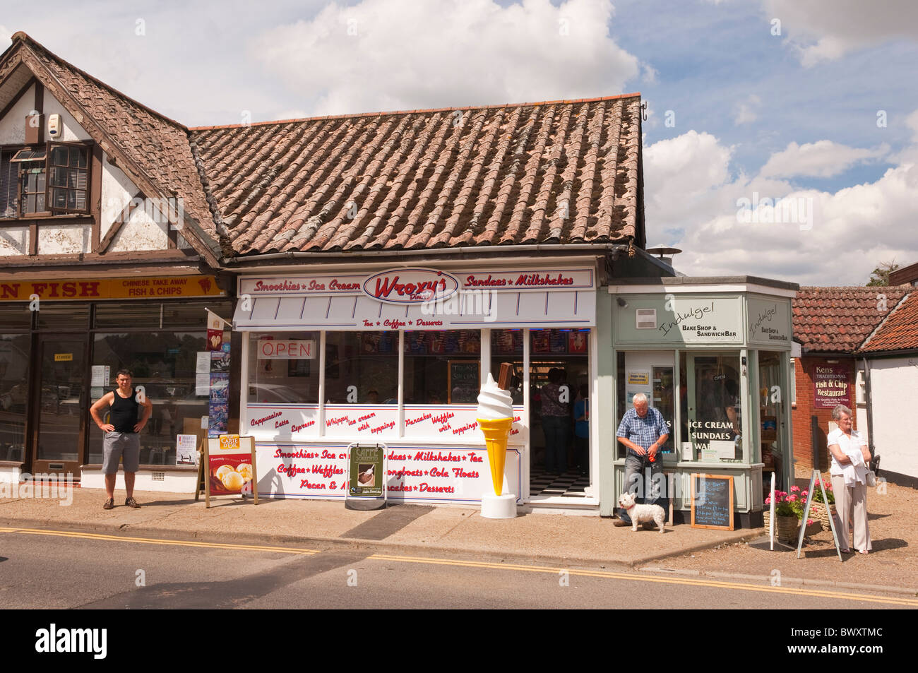 Persone che acquistano gelati in un chiosco per high street a Wroxham , Norfolk , in Inghilterra , Gran Bretagna , Regno Unito Foto Stock