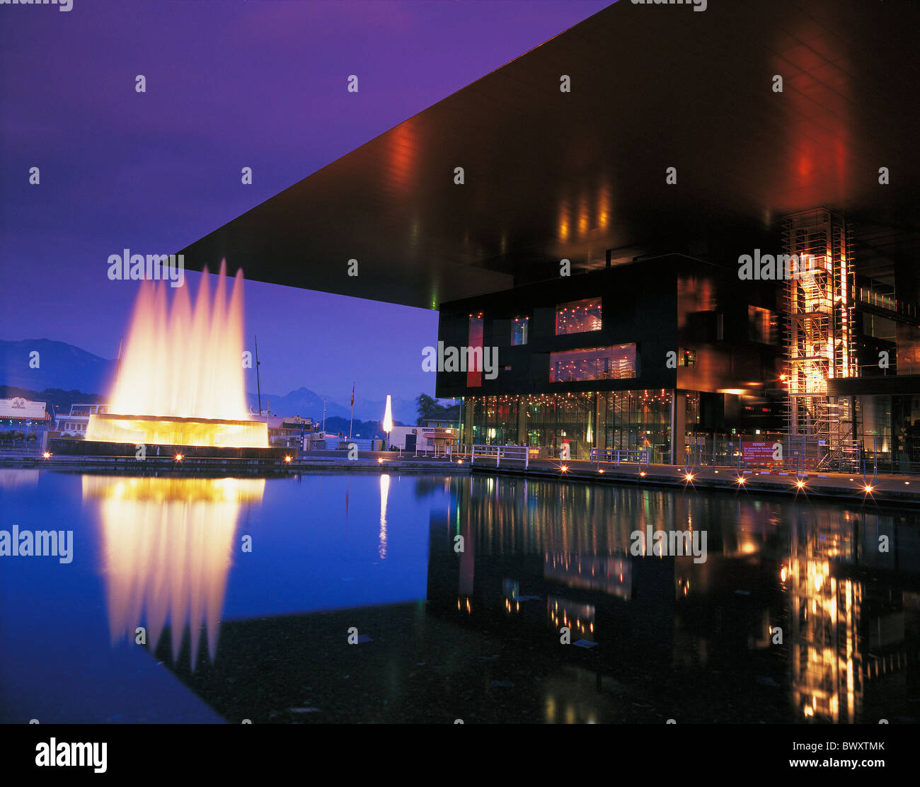 Al di fuori di pozzi fontana jet Jean Nouvel centro Congressi KKL città di Lucerna notte di notte la Svizzera Foto Stock