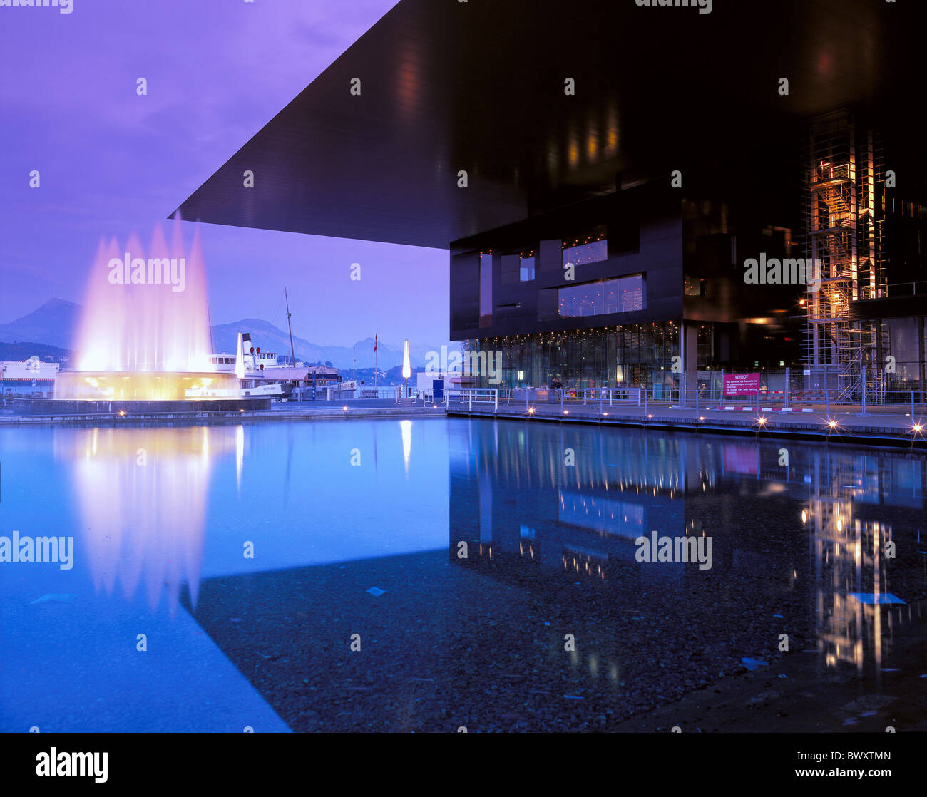 Svizzera Europa città di Lucerna di notte la casa dei congressi al di fuori di pozzi fontana jet architetto Jean Nou Foto Stock