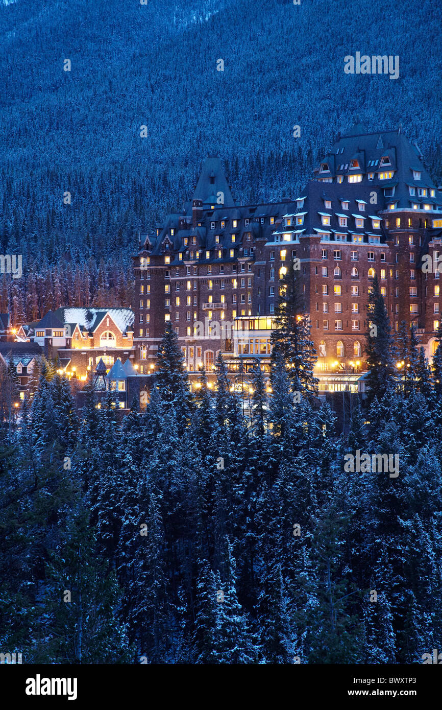 Banff Springs Hotel nel tardo inverno, Banff, il Parco Nazionale di Banff, Canadian Rockies, Alberta, Canada Foto Stock