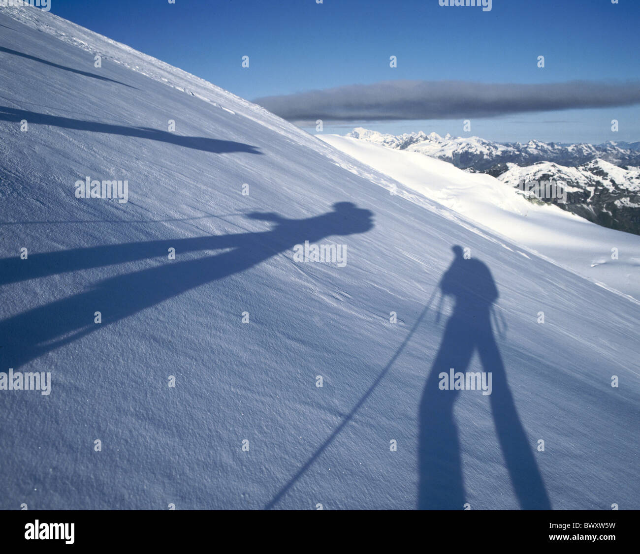 Montagna sport alpinismo alpinisti sfumature simboli coperto di neve e neve pendio di neve Foto Stock