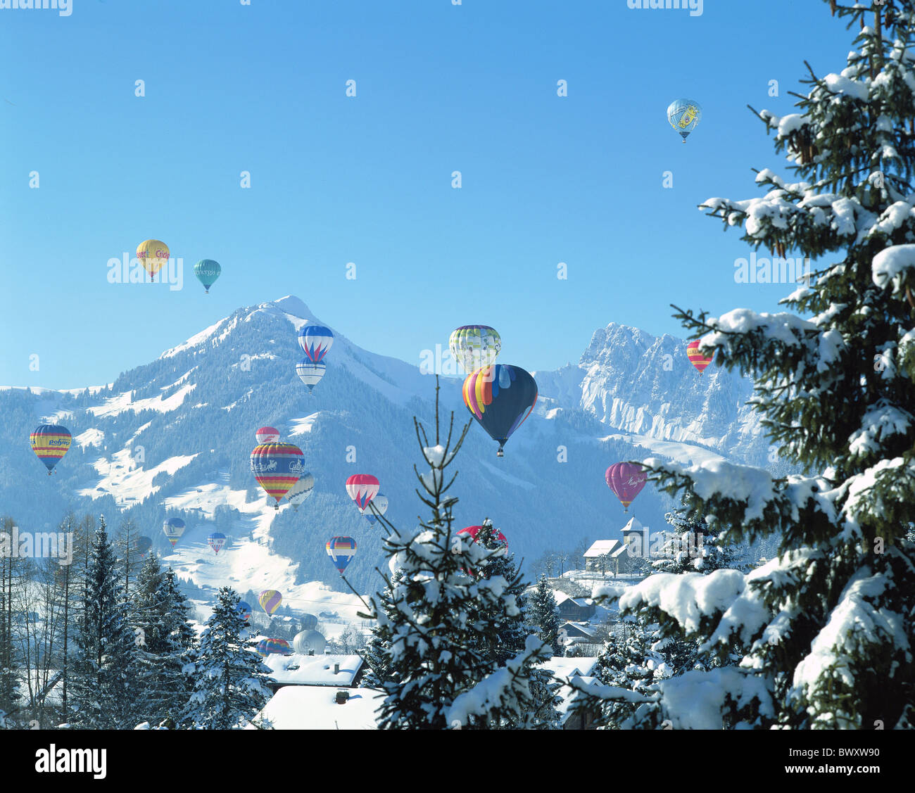 In mongolfiera ballooning Chateau d'Oex international balloon settimana Svizzera Europa Vaud inverno Foto Stock