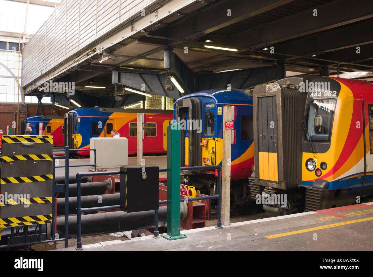 Colorato a sud-ovest di treni (SWT) treni passeggeri attendere per la partenza alla stazione Waterloo di Londra a Lambeth, Londra, Inghilterra, Regno Unito. Foto Stock