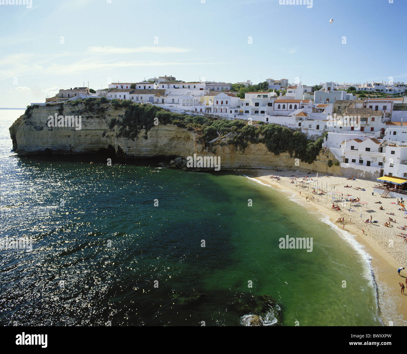 Algarve Carvoeiro cliff costa case case portogallo spiaggia mare Foto Stock