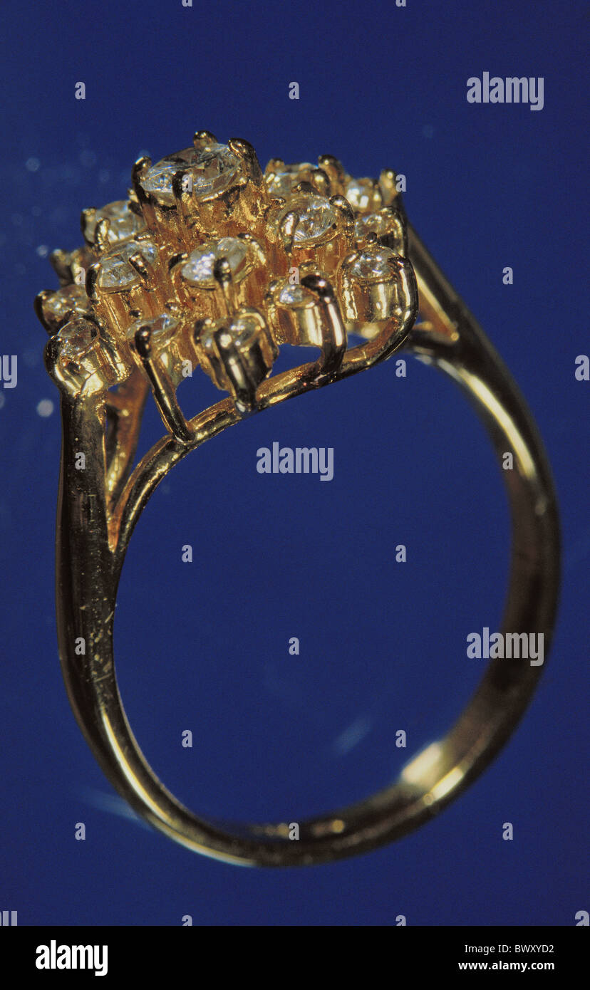 Gioielli in oro con diamanti immagini e fotografie stock ad alta  risoluzione - Alamy