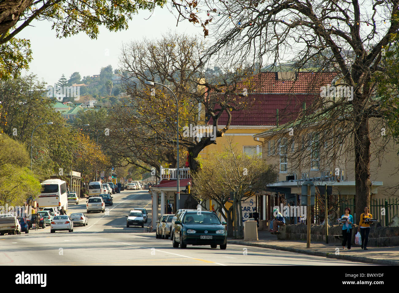 La strada principale (high street) attraverso Knysna sulla Garden Route del Sud Africa. Foto Stock