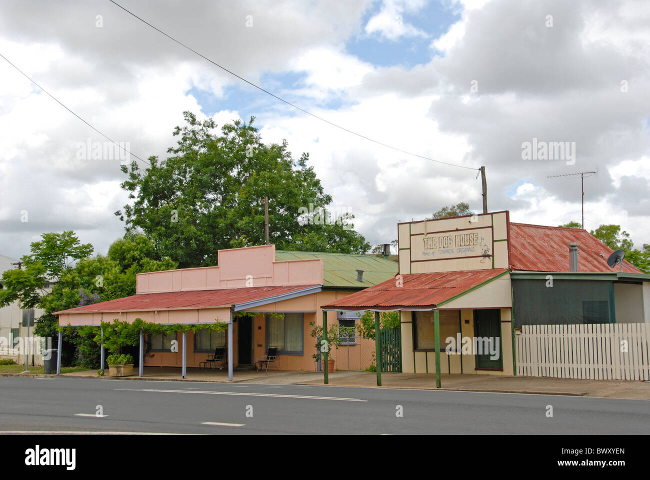 Il vecchio stile del Queensland case e negozi sono ancora in esistenza in molti villaggi e paesini rurali Foto Stock