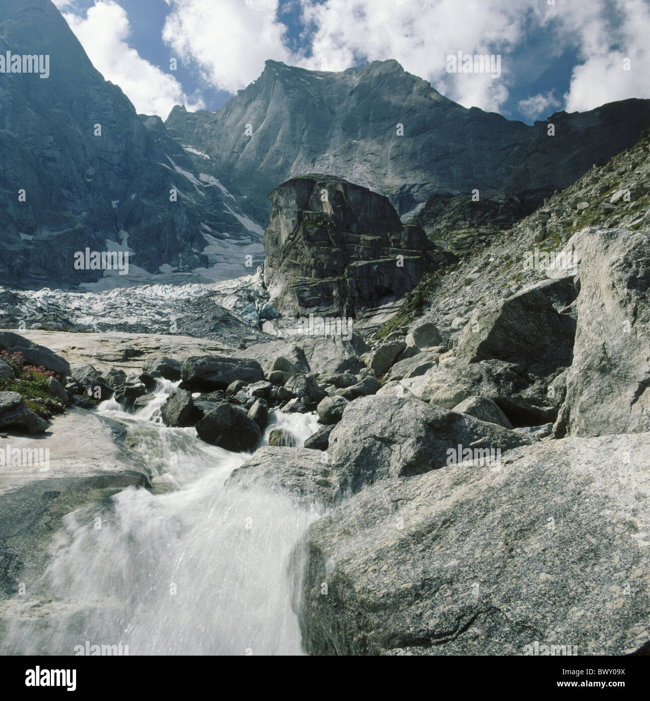 Alpi alpine Bregaglia panorama di montagna roccia erratici foundlings flusso di fiume Grigioni Grigioni Foto Stock