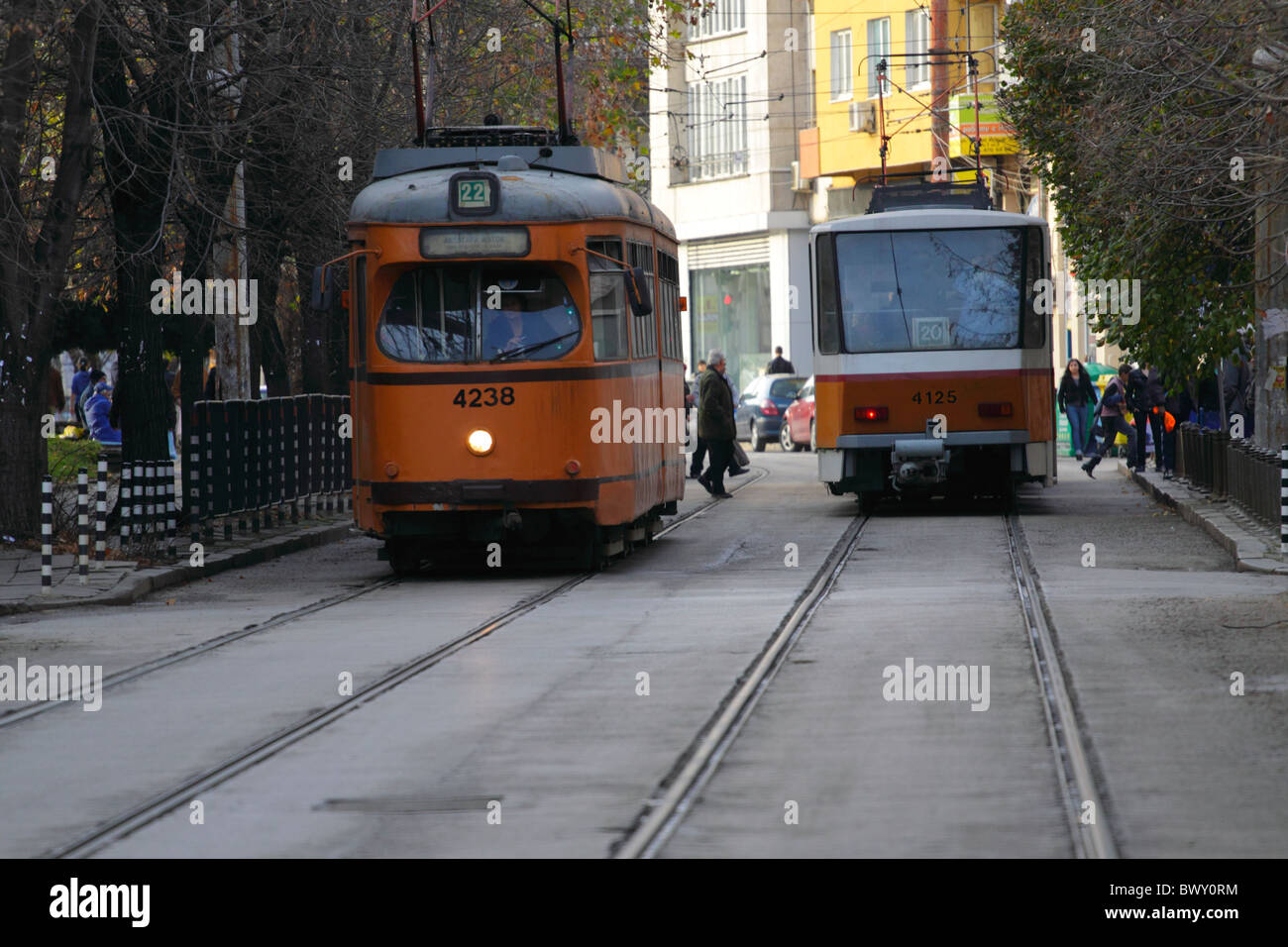 Due tram che passa tra di loro per le strade di Sofia, Bulgaria Foto Stock