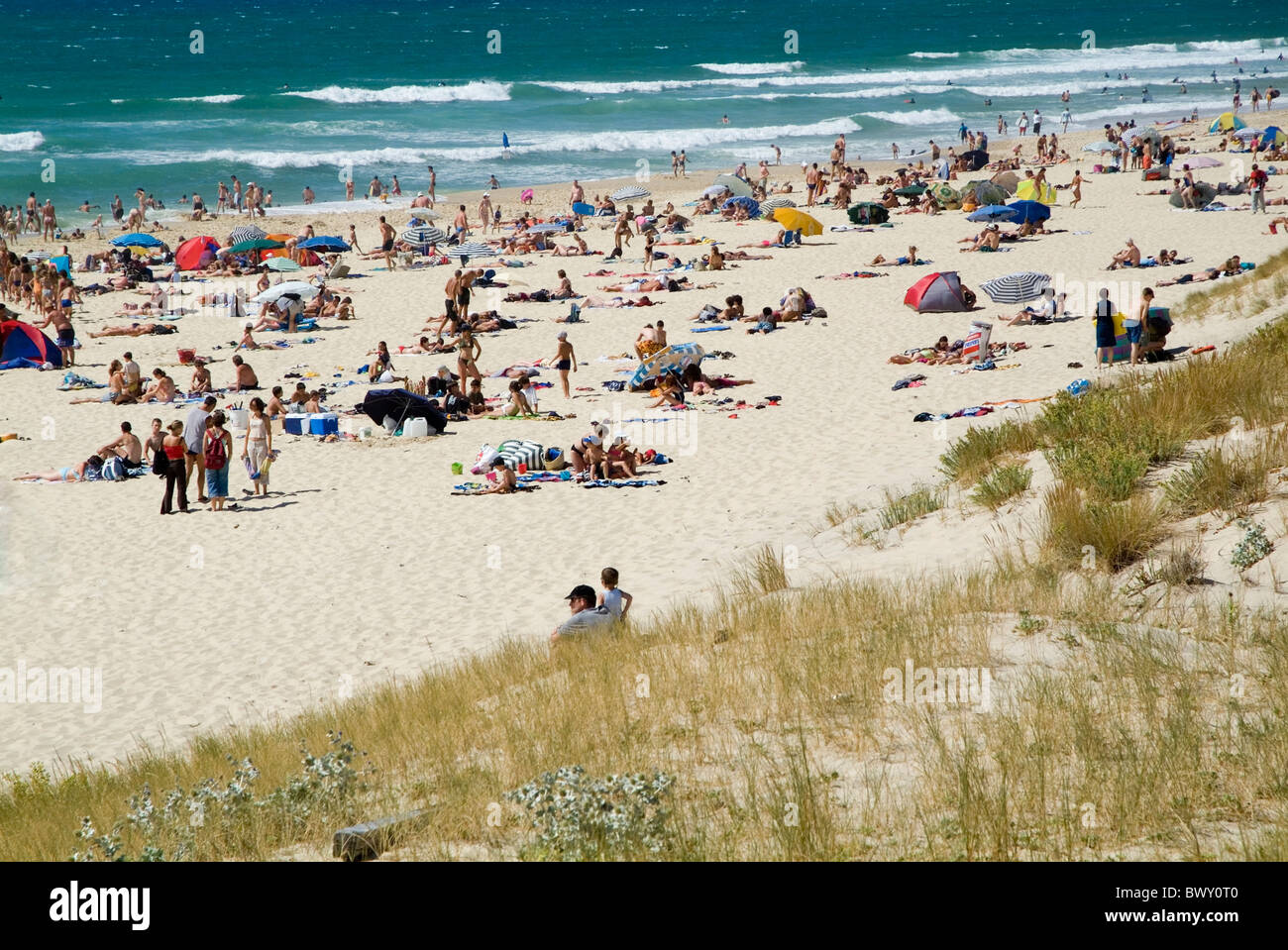 Una folla di persone a prendere il sole sulla spiaggia di Biscarrosse in Aquitaine, Francia nella calda stagione estiva Foto Stock