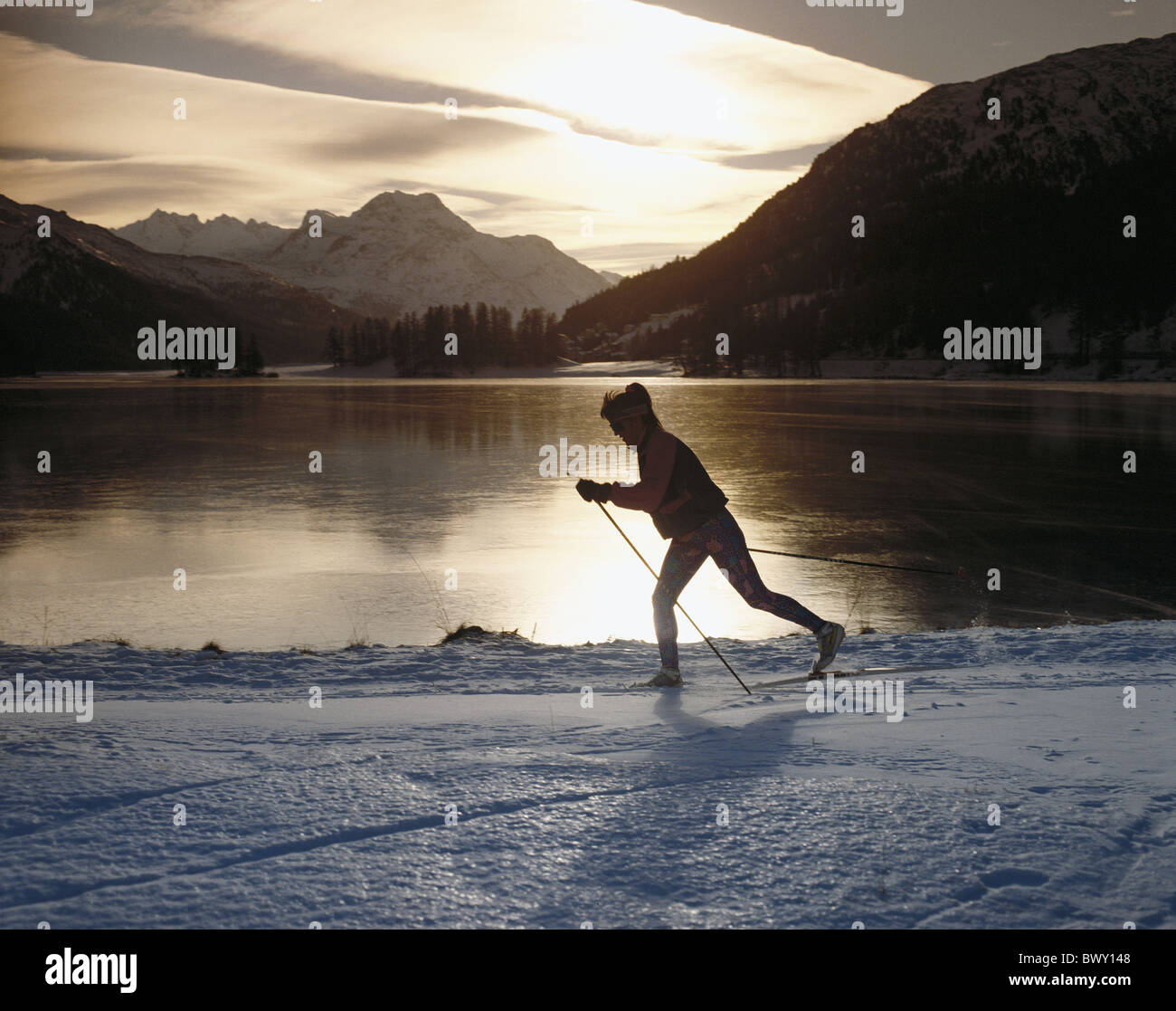 Atmosfera serale paesaggio montano silhouette singoli sci di fondo sci di fondo sport invernali Foto Stock