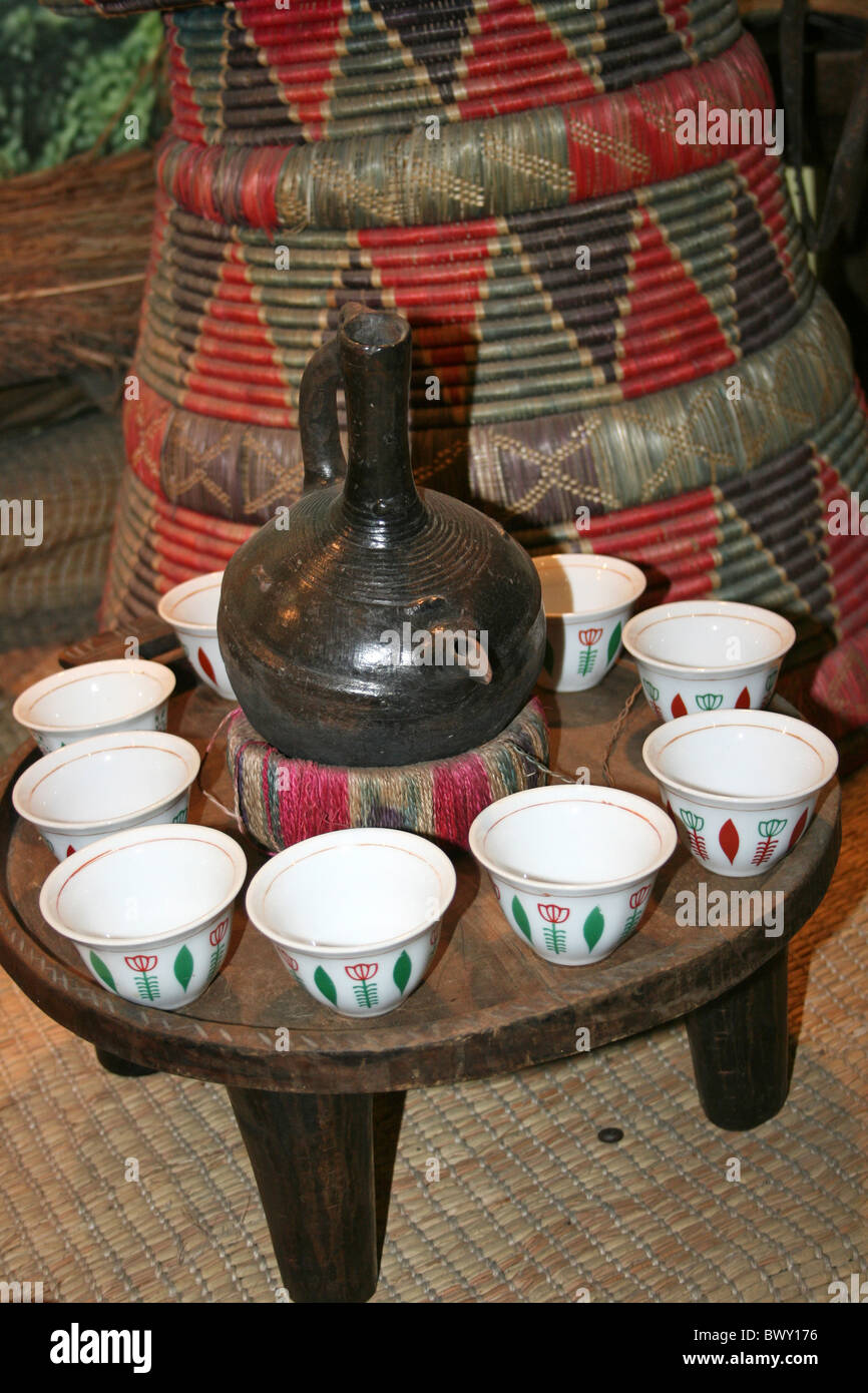 Tazze da caffè e brocche sulla tavola per i tradizionali caffè etiope cerimonia Foto Stock