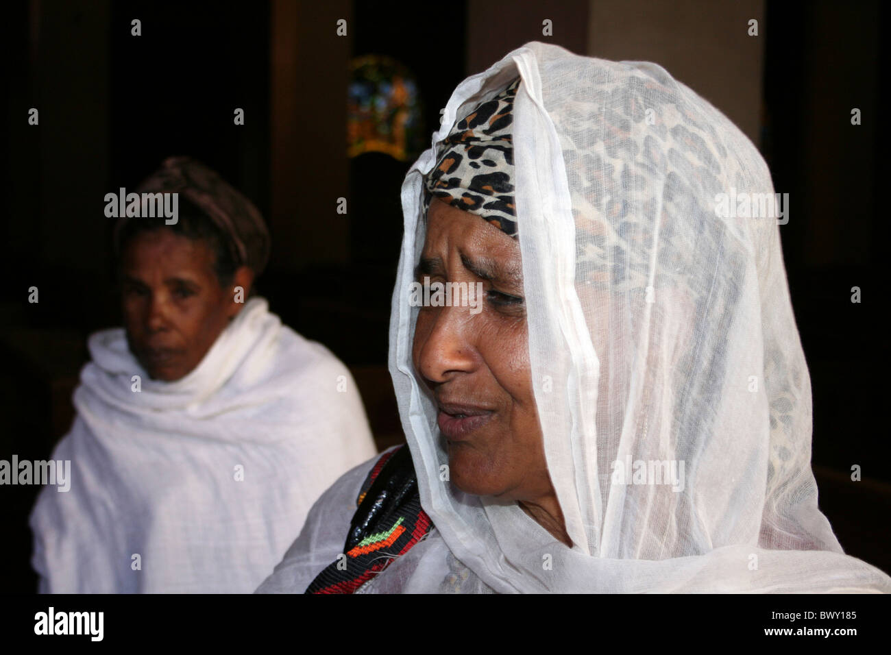 Due adoratori etiope alla Santa Trinità, Addis Abeba, Etiopia Foto Stock