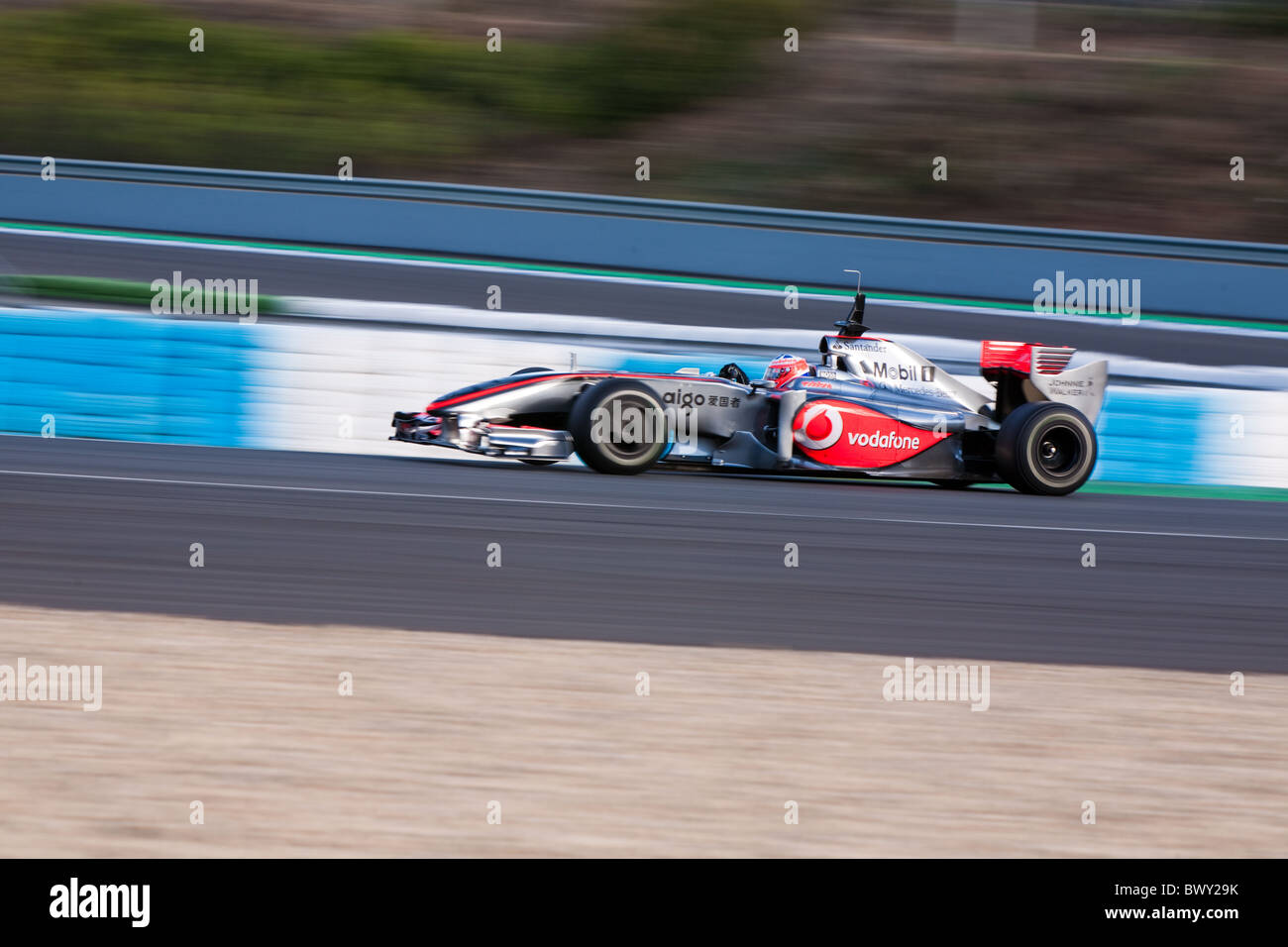 Formula 1 Jerez circuito racing motorsport della durata di prova di panning Vodafone Mclaren Mercedes auto automobile blur panning sfocata Foto Stock