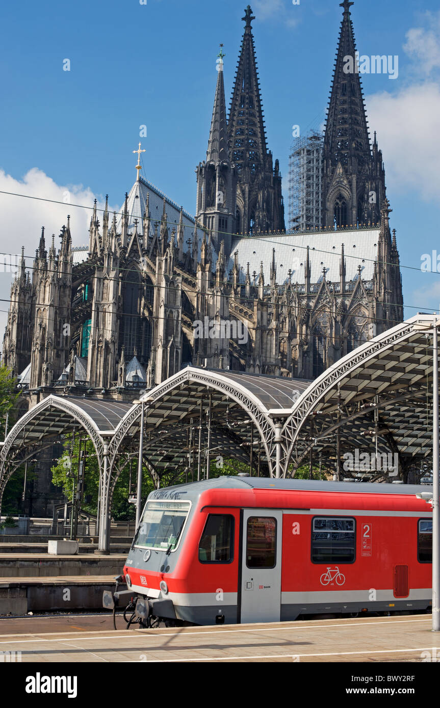 Locale di passeggeri servizio treno a Colonia, Germania. Foto Stock
