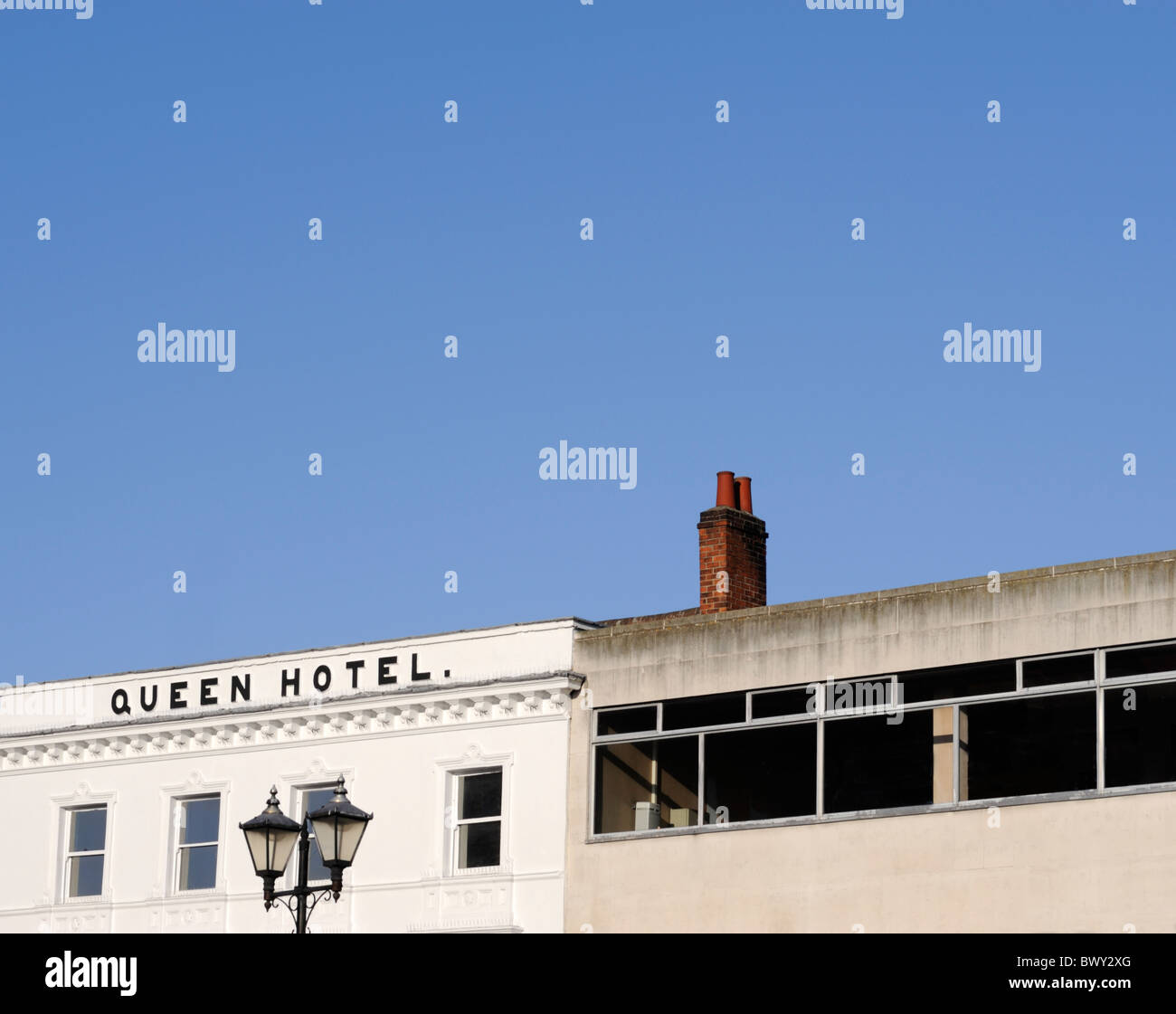 Edificio che era una volta la Regina Hotel, High Street, Lincoln, Lincolnshire, Regno Unito, ha ancora il segno originale. Foto Stock