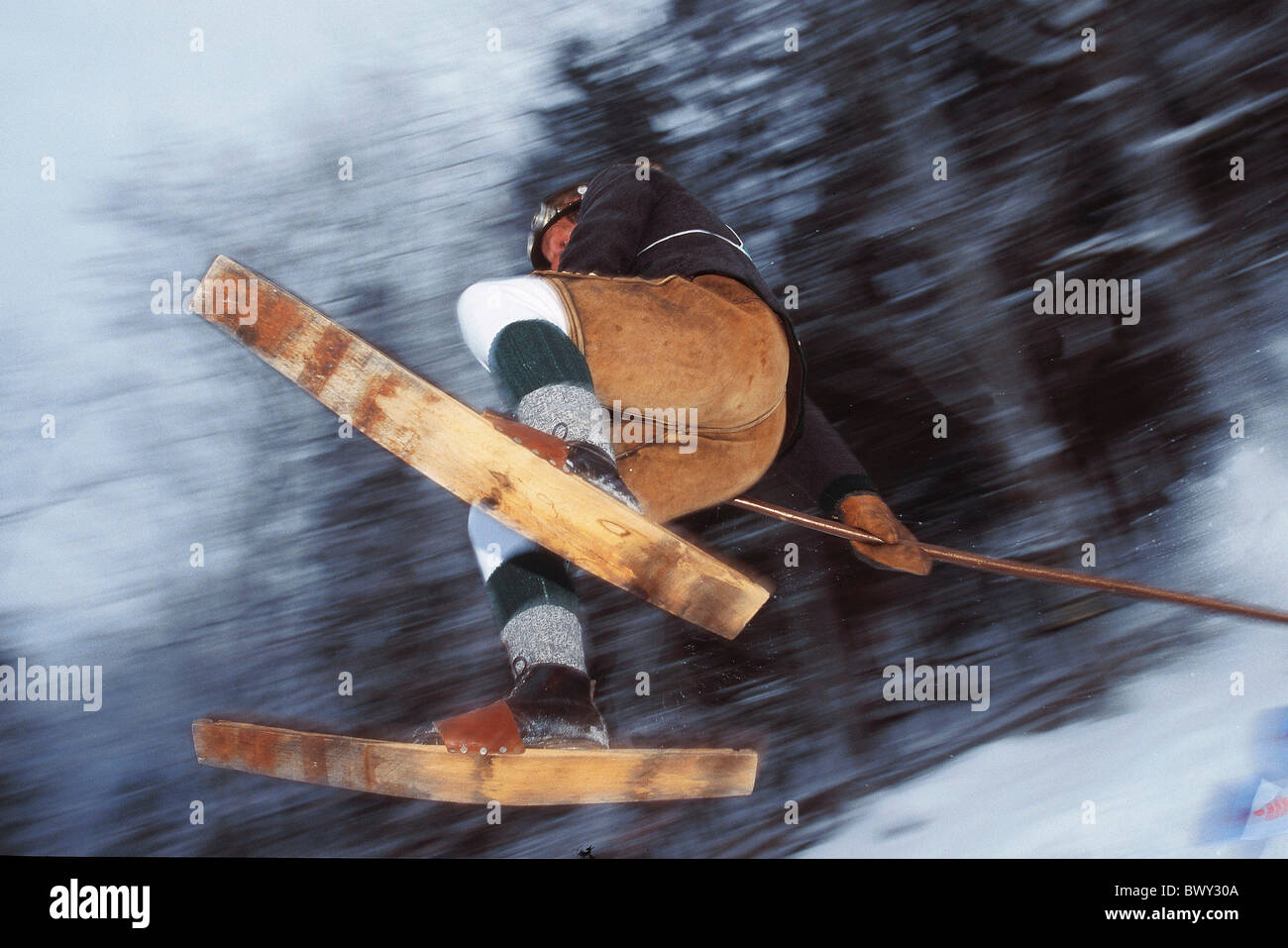 Azione stanghe tempo libero uomo divertimento sugli sci divertente sport jump sfoca inverno sport invernali sport Foto Stock