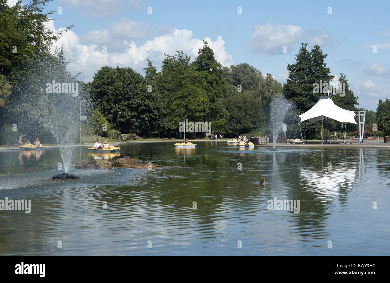 In barca il lago di Basingstoke Hampshire REGNO UNITO Foto Stock