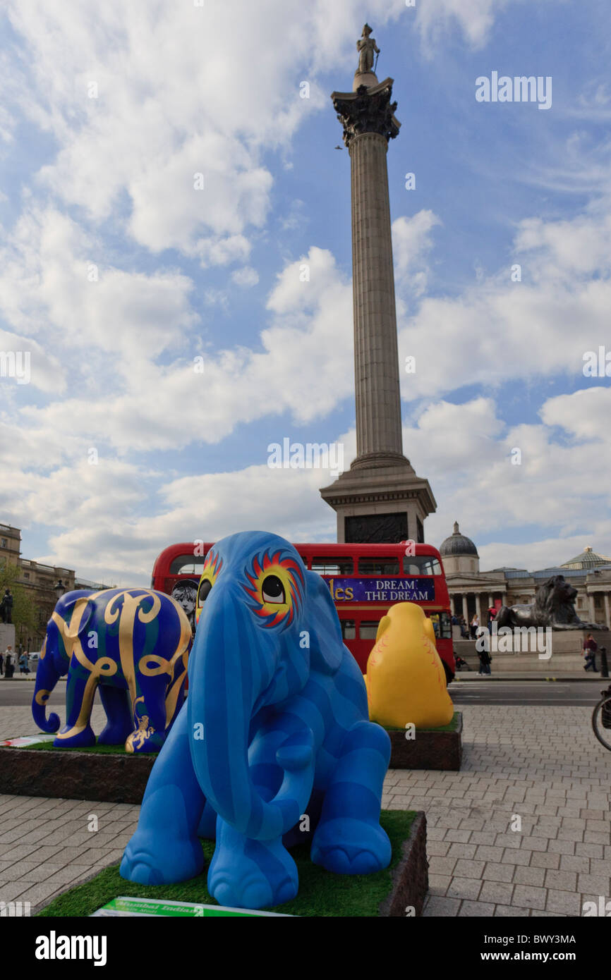 Elephant Parade 2010 al di sotto di Nelson's colonna in Trafalgar Square Londra Foto Stock