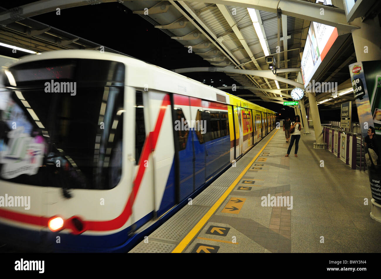 Sala Daeng di notte - Bangkok Foto Stock