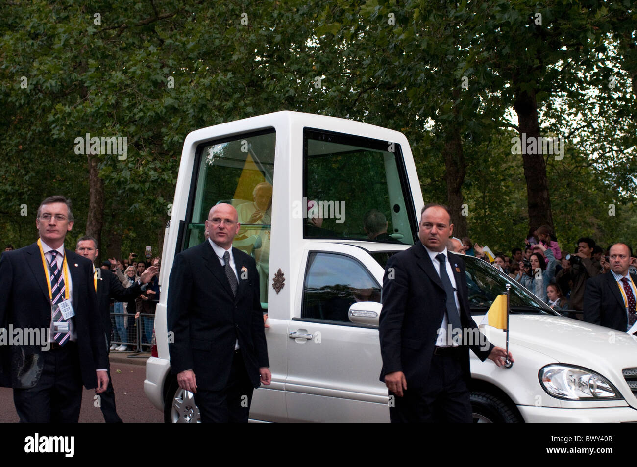 Il Papa in Popemobile con le sue guardie del corpo, il Mall, Londra, 18/09/2010 Foto Stock