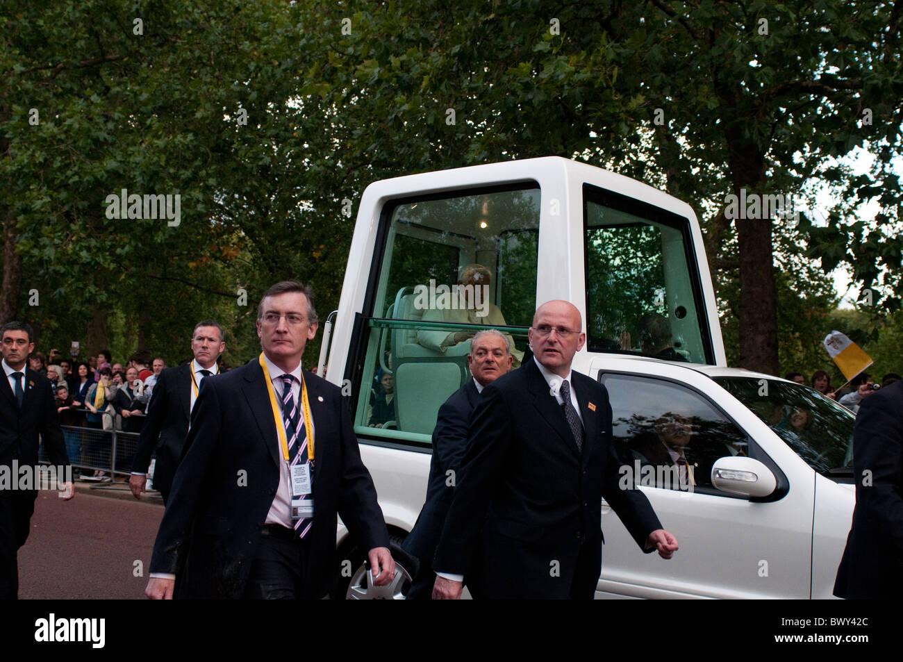 Il Papa in Popemobile con le sue guardie del corpo, il Mall, Londra, 18/09/2010 Foto Stock