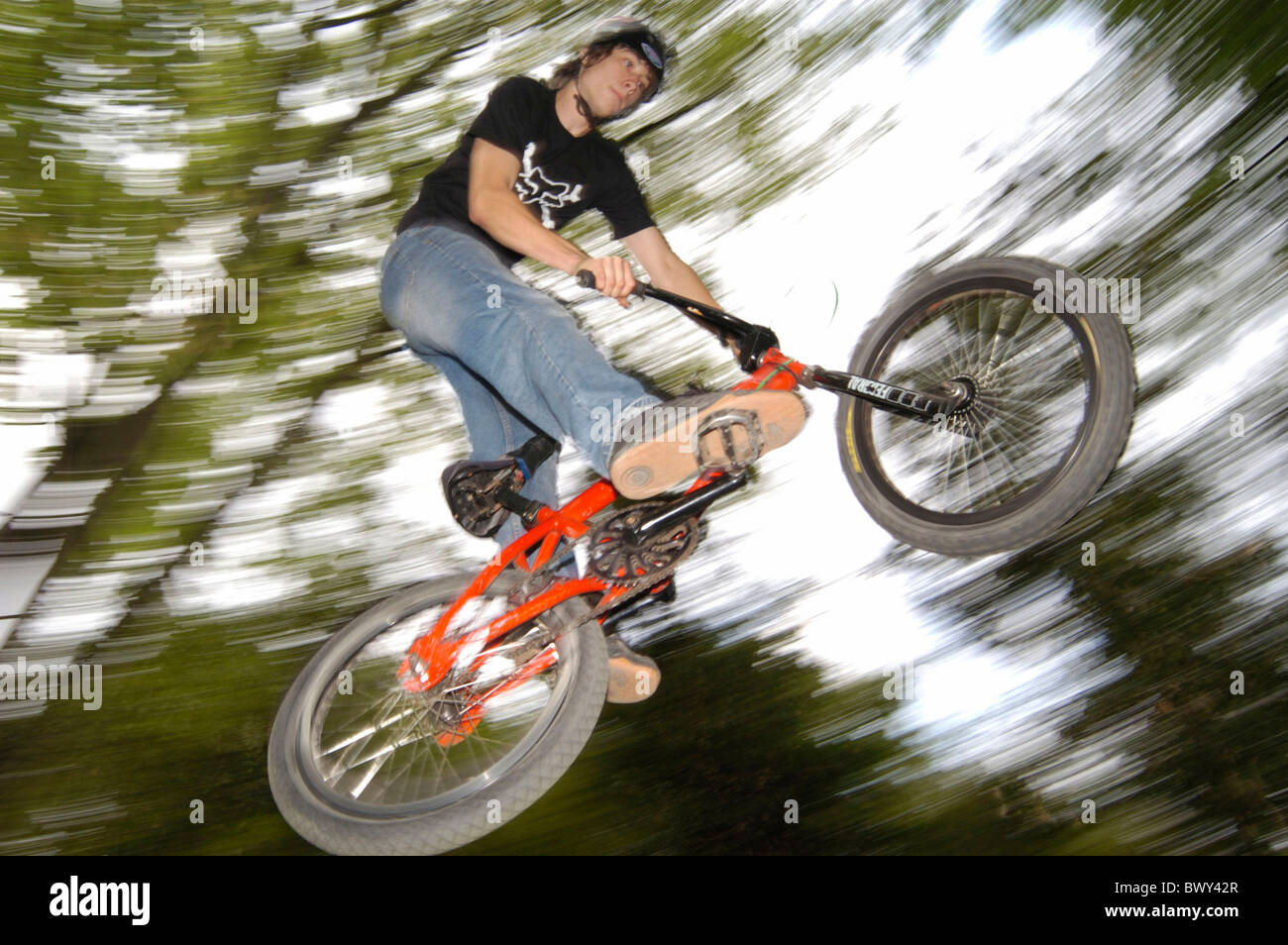 Azione bici sfocato BMX ciclismo casco dinamico jump uomo sport Foto Stock
