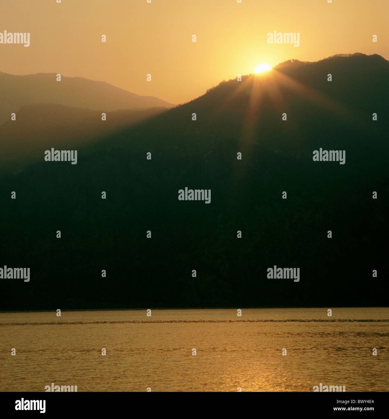 2 di 4 montagne foto serie serie serie lago di Garda Lago mare Italia Europa malcesine lago mare sunri Foto Stock