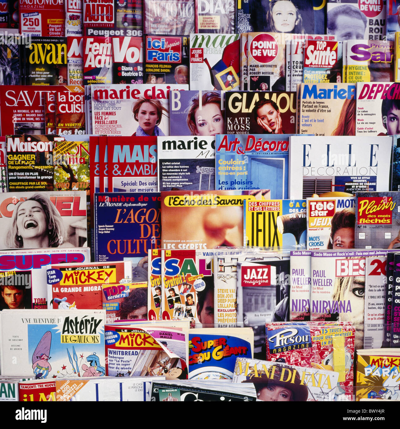 Visualizzare le donne francesi di servizio edicola per riviste premere  spremitore casella di giornali riviste Foto stock - Alamy