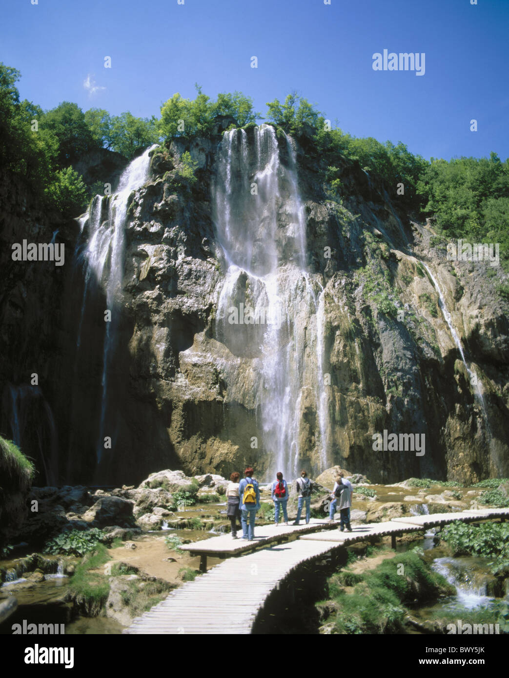 Duplice vanga Croazia persone il parco nazionale di Plitvice footbridge patrimonio mondiale UNESCO cascata Foto Stock