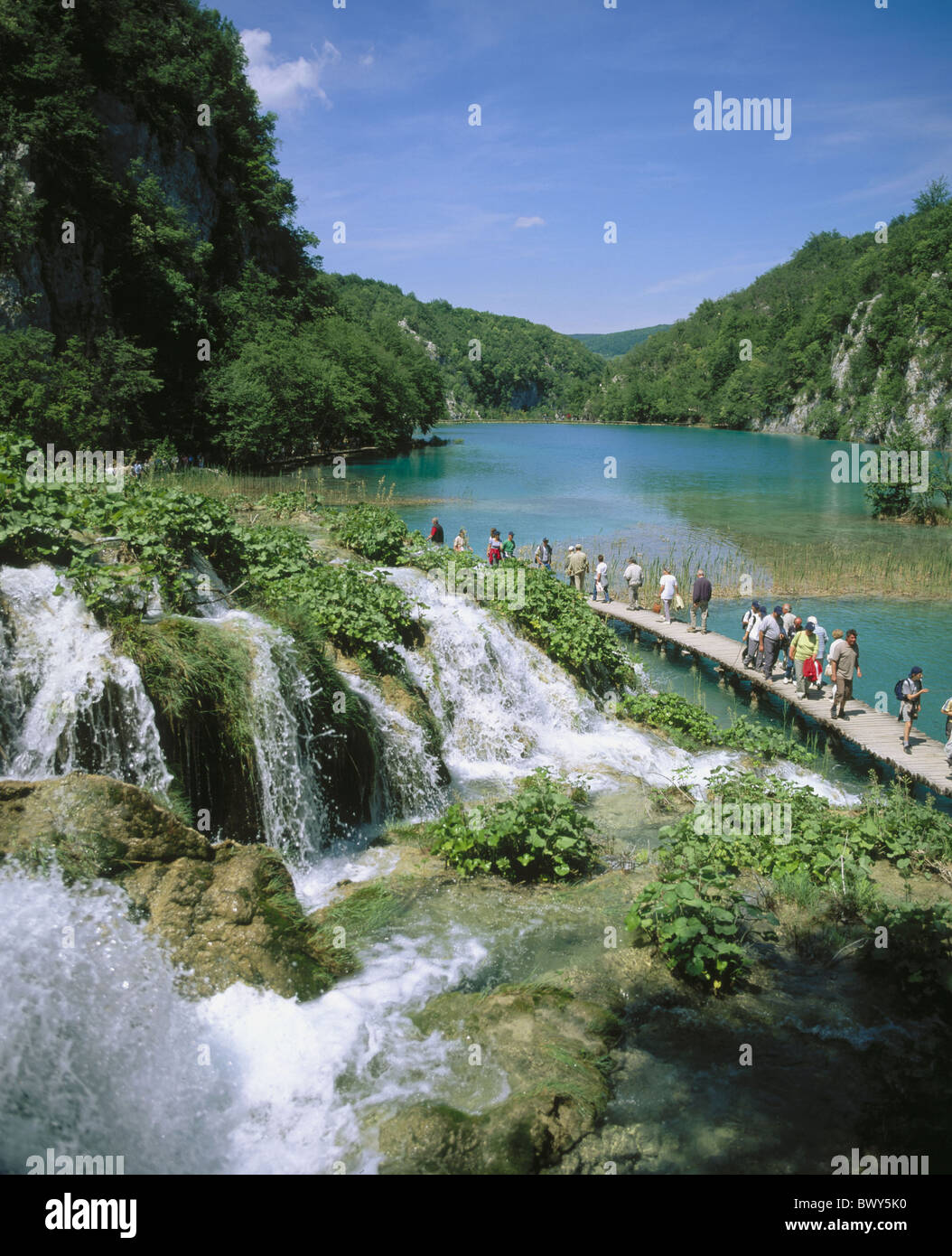 Duplice vanga Karstgebirge Croazia persone il parco nazionale di Plitvice lago mare passerella UNESCO mondo egli Foto Stock