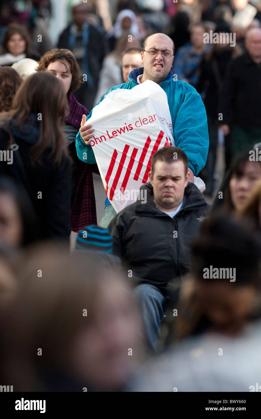 Gli amanti dello shopping durante il mese di dicembre le vendite su Oxford Street a Londra. Foto:Jeff Gilbert Foto Stock