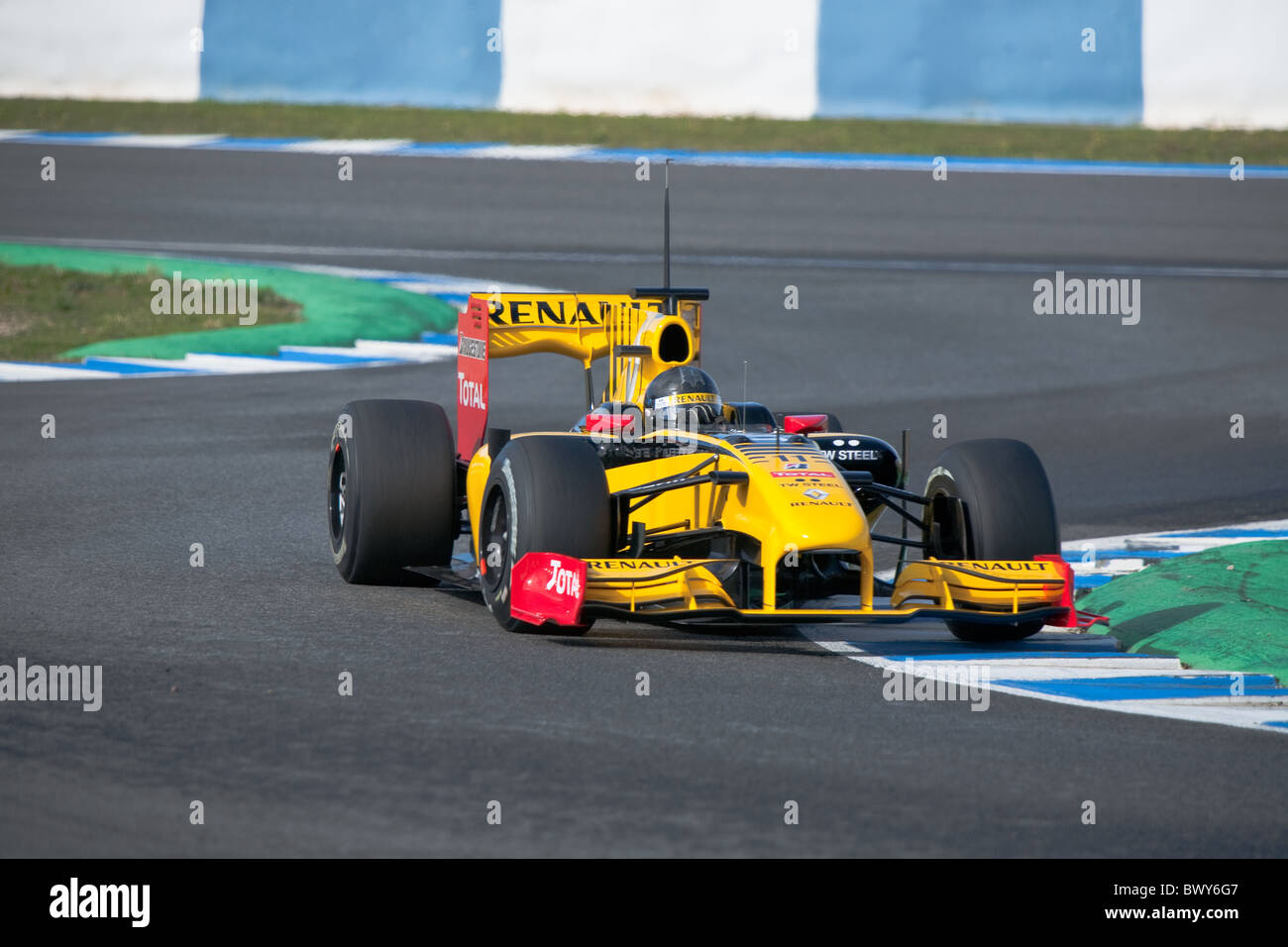 Robert Kubica al 2010 circuito di Jerez in pratica la sua Renault, Formula 1 auto, lasciando la chicane. Spagna Foto Stock