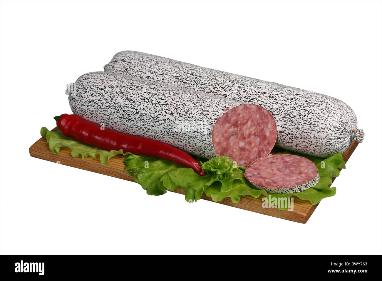 Salsiccia affumicata con paprica e lattuga su tavola di legno. Foto Stock
