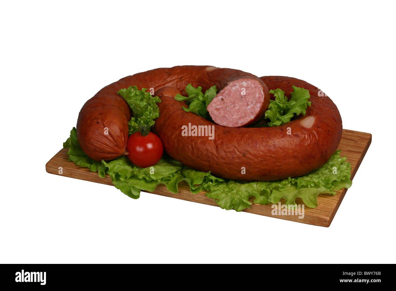 Salsiccia affumicata con pomodori e lattuga su tavola di legno. Foto Stock