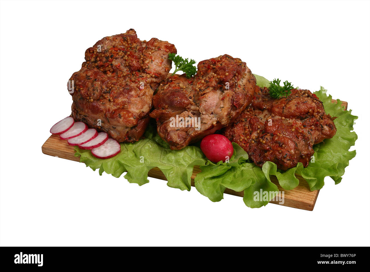 Affumicato spiedini di pollo con piccoli ravanelli, il sedano e la lattuga su tavola di legno. Foto Stock
