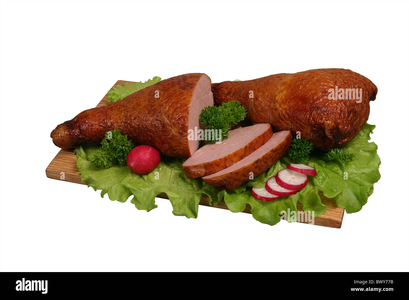Pollo affumicato con piccoli ravanelli, il sedano e la lattuga su tavola di legno. Foto Stock
