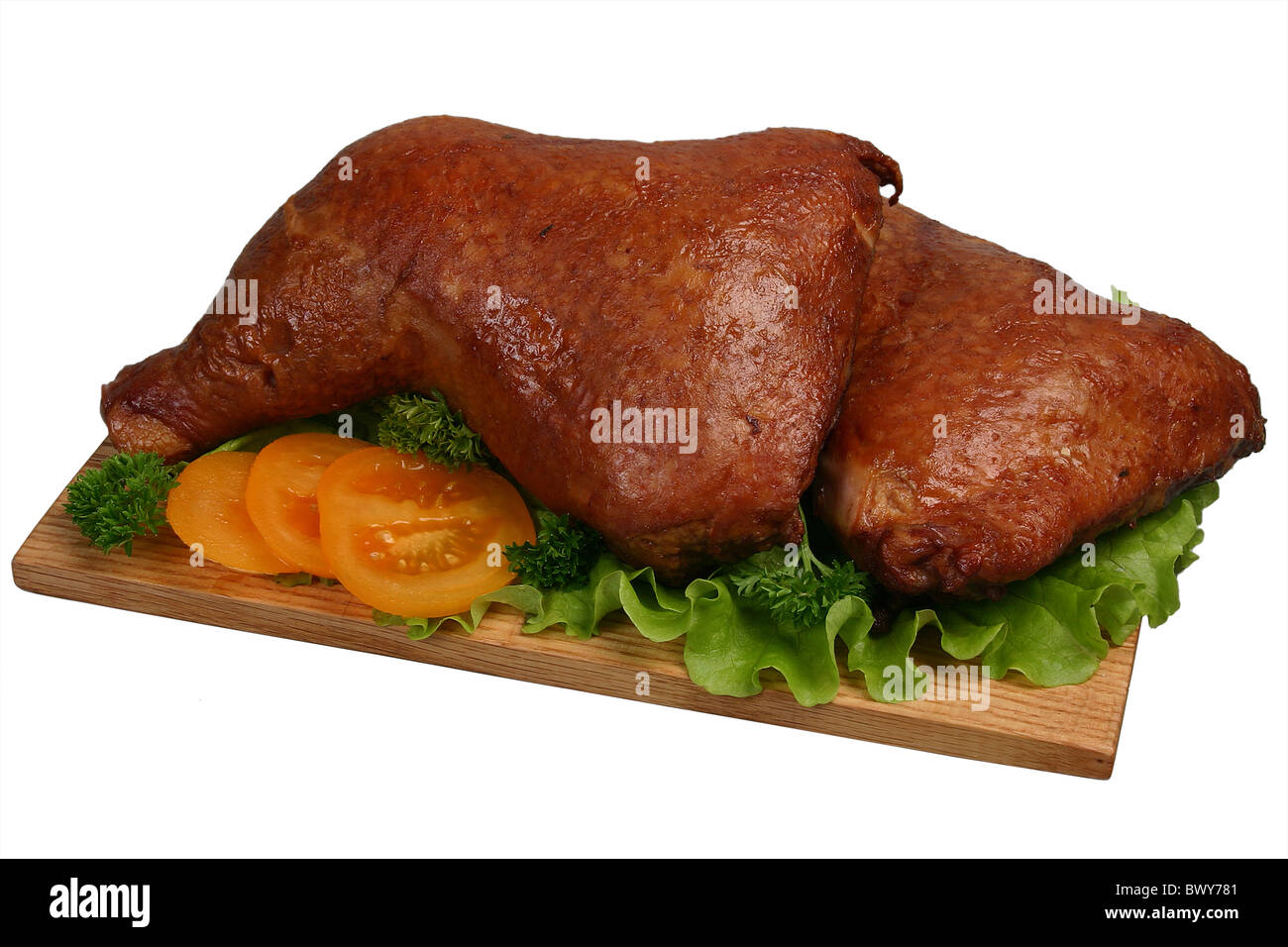 Pollo affumicato con pomodori, sedano e lattuga su tavola di legno. Foto Stock