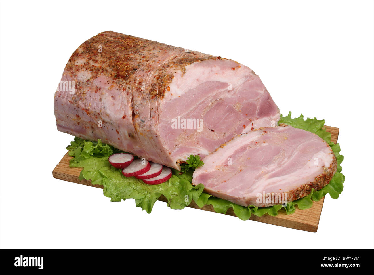 Grasso affumicato di carne con giardino ravanello e lattuga su tavola di legno. Foto Stock