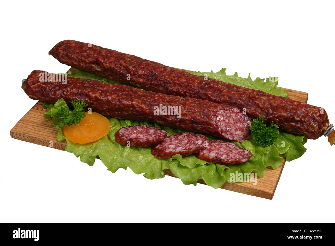 Salsiccia affumicata con pomodori e lattuga su tavola di legno. Foto Stock
